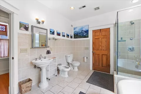 Bath - 2455 Fairview Ave, Cincinnati, OH 45219 photo 7 of 8