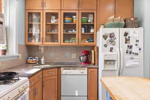 Kitchen - 2455 Fairview Ave, Cincinnati, OH 45219 photo 3 of 5