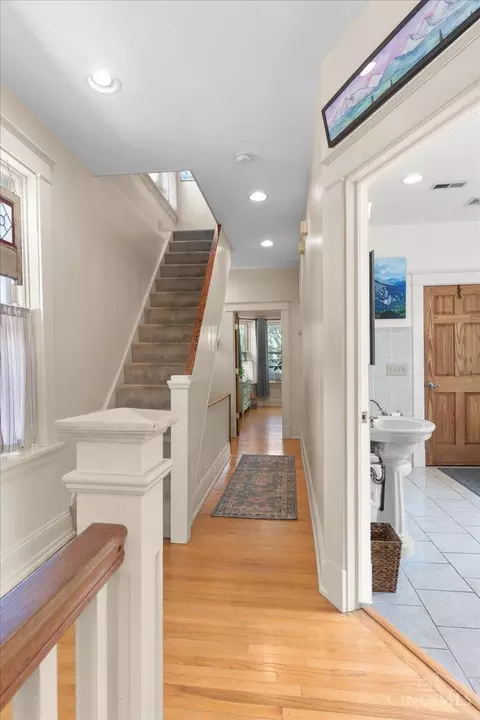 Entry Way - 2455 Fairview Ave, Cincinnati, OH 45219 photo 5 of 6