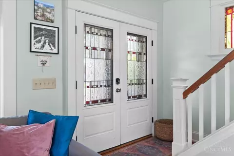 Entry Way - 2455 Fairview Ave, Cincinnati, OH 45219 photo 3 of 6