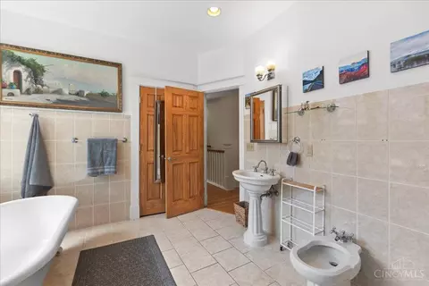 Bath - 2455 Fairview Ave, Cincinnati, OH 45219 photo 6 of 8