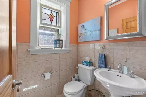 Bath - 2455 Fairview Ave, Cincinnati, OH 45219 photo 1 of 8