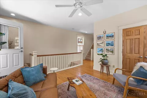 Entry Way - 2455 Fairview Ave, Cincinnati, OH 45219 photo 4 of 6