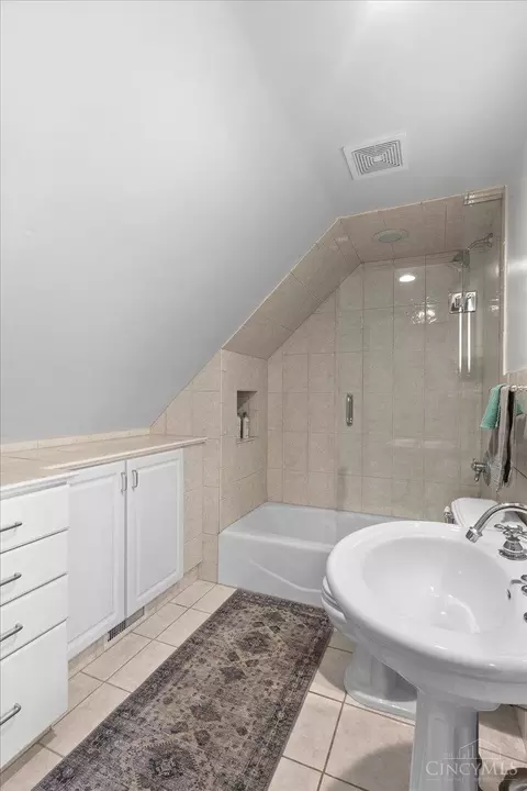 Bath - 2455 Fairview Ave, Cincinnati, OH 45219 photo 8 of 8