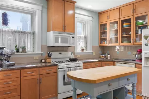 Kitchen - 2455 Fairview Ave, Cincinnati, OH 45219 photo 4 of 5