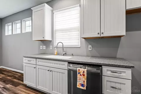 Kitchen - 7825 Ramble Vw, Cincinnati, OH 45231 photo 3 of 4