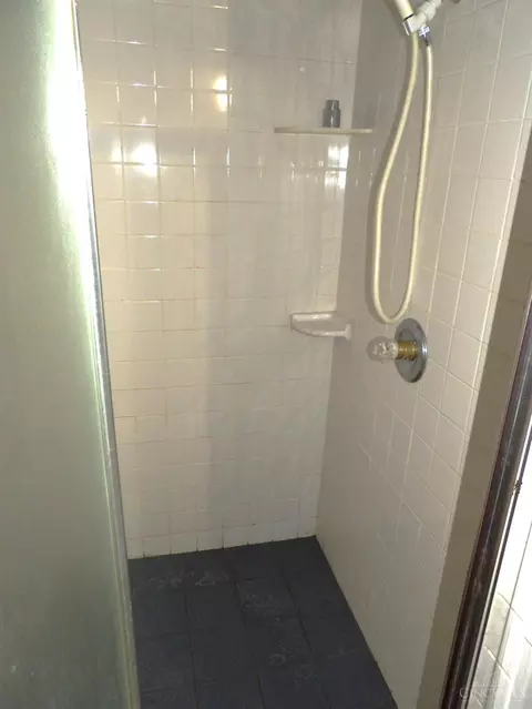 Bath - 1057 Gilsey Ave, Cincinnati, OH 45205 photo 3 of 4