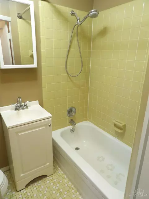 Bath - 1057 Gilsey Ave, Cincinnati, OH 45205 photo 4 of 4