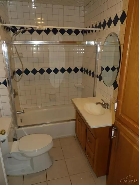Bath - 1057 Gilsey Ave, Cincinnati, OH 45205 photo 1 of 4
