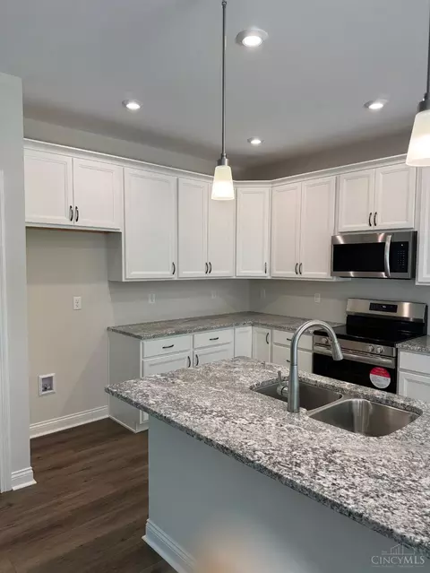 985 Crestpoint Ct, Cincinnati, OH 45245 photo 2