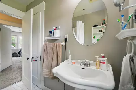 Bath - 212 Atkinson St, Cincinnati, OH 45219 photo 3 of 3
