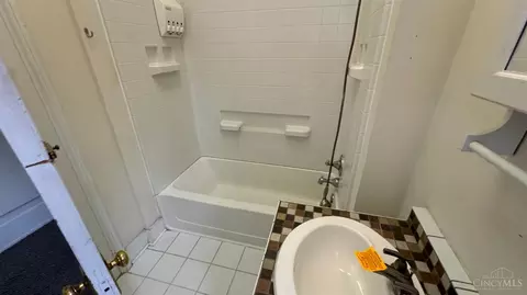 Bath - 217 Ninth St, Cincinnati, OH 45202 photo 3 of 5