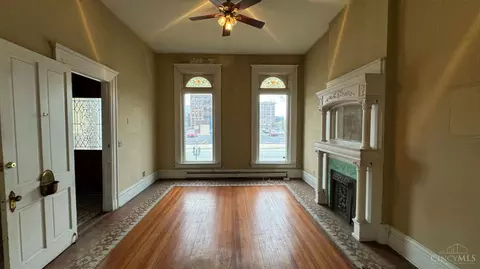 Living - 217 Ninth St, Cincinnati, OH 45202 photo 2 of 6