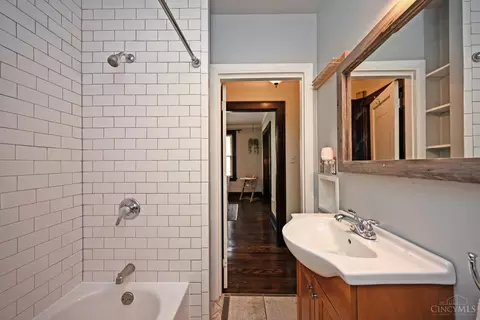 Bath - 3908 Watterson Rd, Fairfax, OH 45227 photo 2 of 6