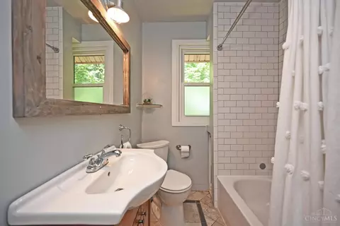 Bath - 3908 Watterson Rd, Fairfax, OH 45227 photo 3 of 6