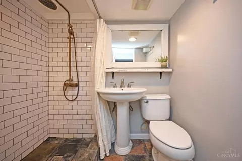 Bath - 3908 Watterson Rd, Fairfax, OH 45227 photo 6 of 6