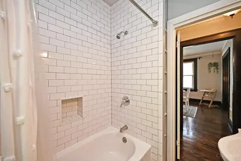 Bath - 3908 Watterson Rd, Fairfax, OH 45227 photo 4 of 6