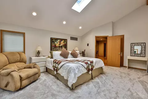 Bedroom - 7083 Royalgreen Dr, Cincinnati, OH 45244 photo 2 of 10