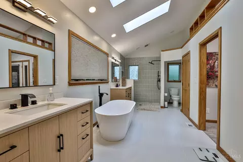 Bath - 7083 Royalgreen Dr, Cincinnati, OH 45244 photo 1 of 10