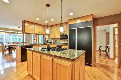 Kitchen - 7083 Royalgreen Dr, Cincinnati, OH 45244 photo 5 of 7