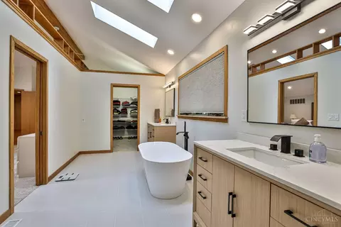 Bath - 7083 Royalgreen Dr, Cincinnati, OH 45244 photo 4 of 10
