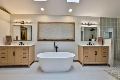 Bath - 7083 Royalgreen Dr, Cincinnati, OH 45244 photo 9 of 10