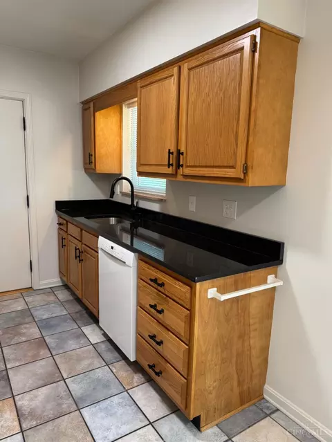 Kitchen - 9820 Mckelvey Rd, Cincinnati, OH 45231 photo 3 of 9