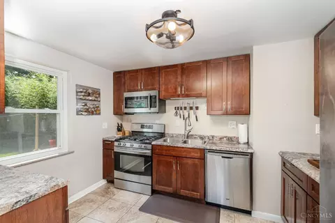 Kitchen - 2318 Kenlee Dr, Cincinnati, OH 45230 photo 2 of 3