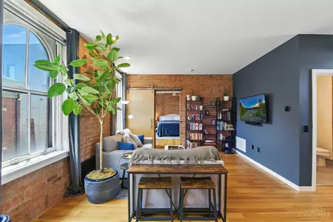 Living - 34 Fourteenth St, Cincinnati, OH 45202 photo 4 of 6
