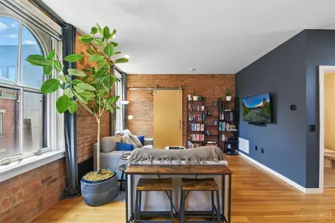 Living - 34 Fourteenth St, Cincinnati, OH 45202 photo 5 of 6