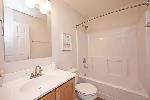 Bath - 292 Delaware Dr, Hamilton Township, OH 45039 photo 4 of 4