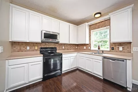 Kitchen - 292 Delaware Dr, Hamilton Township, OH 45039 photo 2 of 2