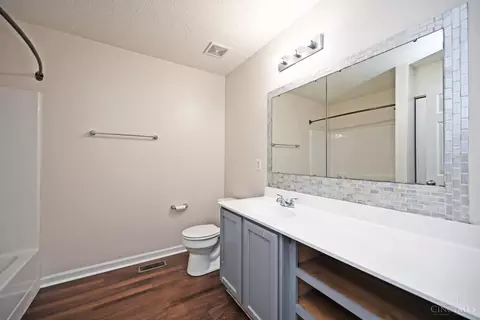 Bath - 292 Delaware Dr, Hamilton Township, OH 45039 photo 2 of 4