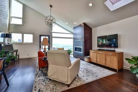 1038 Hatch St, Cincinnati, OH 45202 photo 8