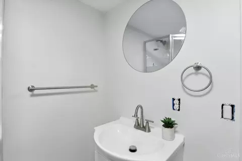 Bath - 5960 Winnetka Dr, Cincinnati, OH 45236 photo 5 of 5