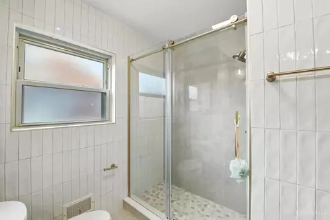 Bath - 5960 Winnetka Dr, Cincinnati, OH 45236 photo 2 of 5