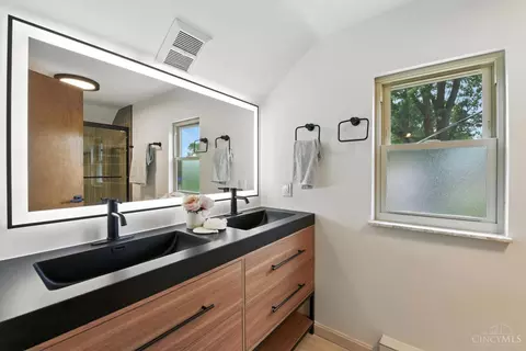 Bath - 5960 Winnetka Dr, Cincinnati, OH 45236 photo 3 of 5