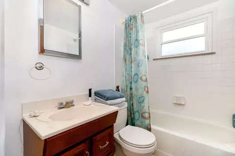 Bath - 1475 Larann Ln, Cincinnati, OH 45231 photo 1 of 2