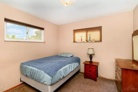 Bedroom - 1475 Larann Ln, Cincinnati, OH 45231 photo 2 of 3