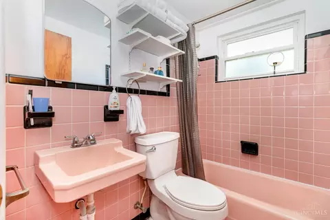 Bath - 1475 Larann Ln, Cincinnati, OH 45231 photo 2 of 2