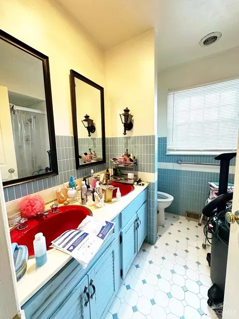 Bath - 435 Lafayette Ave, Cincinnati, OH 45220 photo 2 of 6