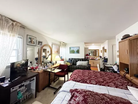 Bedroom - 435 Lafayette Ave, Cincinnati, OH 45220 photo 2 of 4
