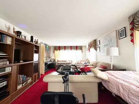 Living - 435 Lafayette Ave, Cincinnati, OH 45220 photo 2 of 5