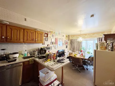 Kitchen - 435 Lafayette Ave, Cincinnati, OH 45220 photo 2 of 2