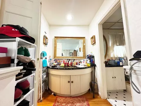 Bath - 435 Lafayette Ave, Cincinnati, OH 45220 photo 4 of 6
