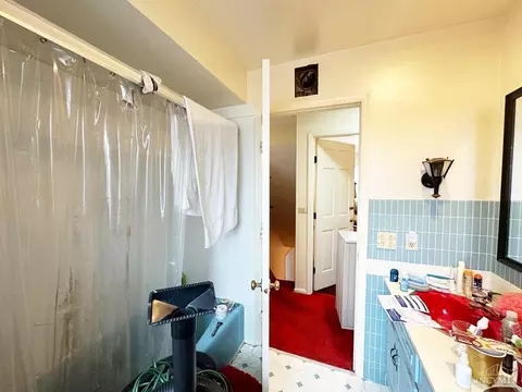 Bath - 435 Lafayette Ave, Cincinnati, OH 45220 photo 1 of 6