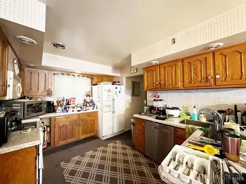Kitchen - 435 Lafayette Ave, Cincinnati, OH 45220 photo 1 of 2