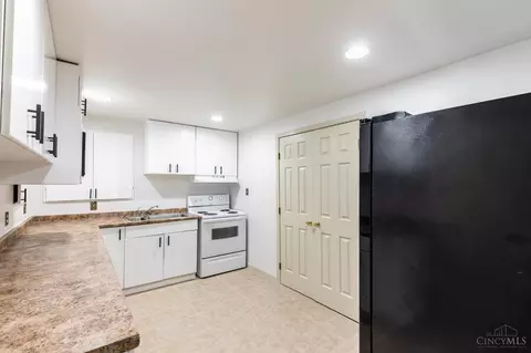 Kitchen - 8931 Terwilligers Trl, Montgomery, OH 45249 photo 9 of 9