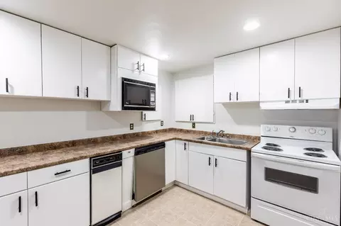 Kitchen - 8931 Terwilligers Trl, Montgomery, OH 45249 photo 8 of 9