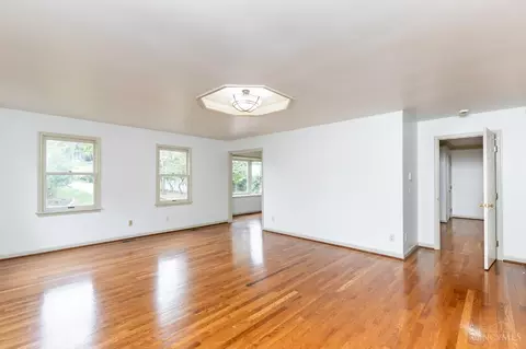 Living - 8931 Terwilligers Trl, Montgomery, OH 45249 photo 8 of 10